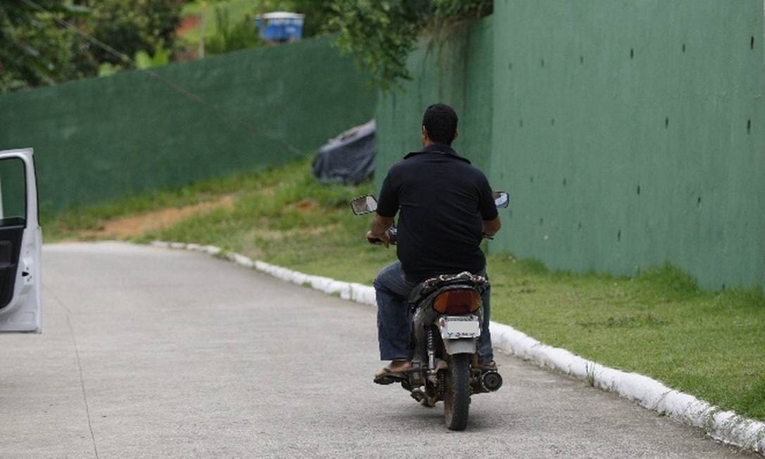 Motociclista sem habilitação sofre queda após fugir da Polícia Militar em Canoinhas