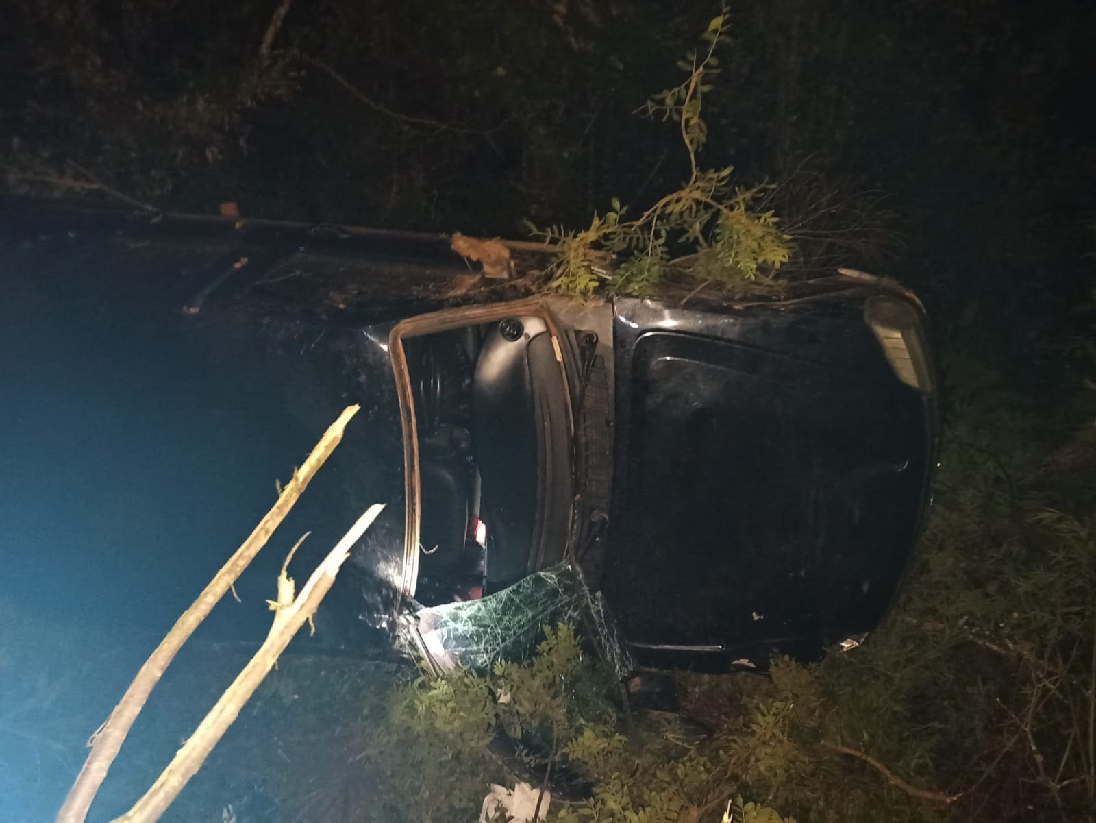 Caminhonete capota na BR-280 em Três Barras e mobiliza bombeiros
