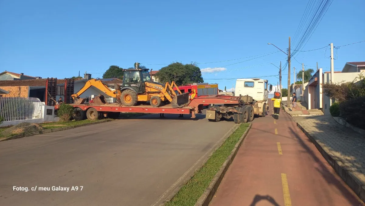 Caminhão perde o freio e atinge duas casas no bairro Tricolin em Canoinhas