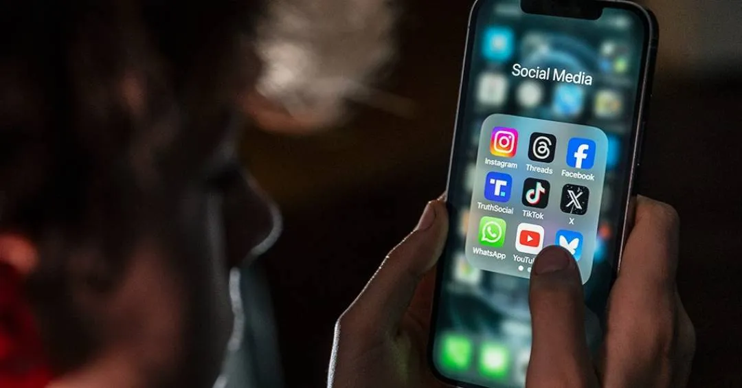 Estudo associa uso precoce de redes sociais a queda no desempenho escolar