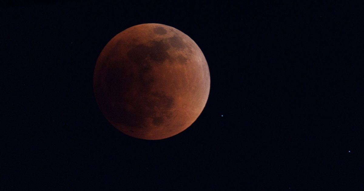 Eclipse lunar parcial no Brasil: Saiba datas, horários e como observar o fenômeno