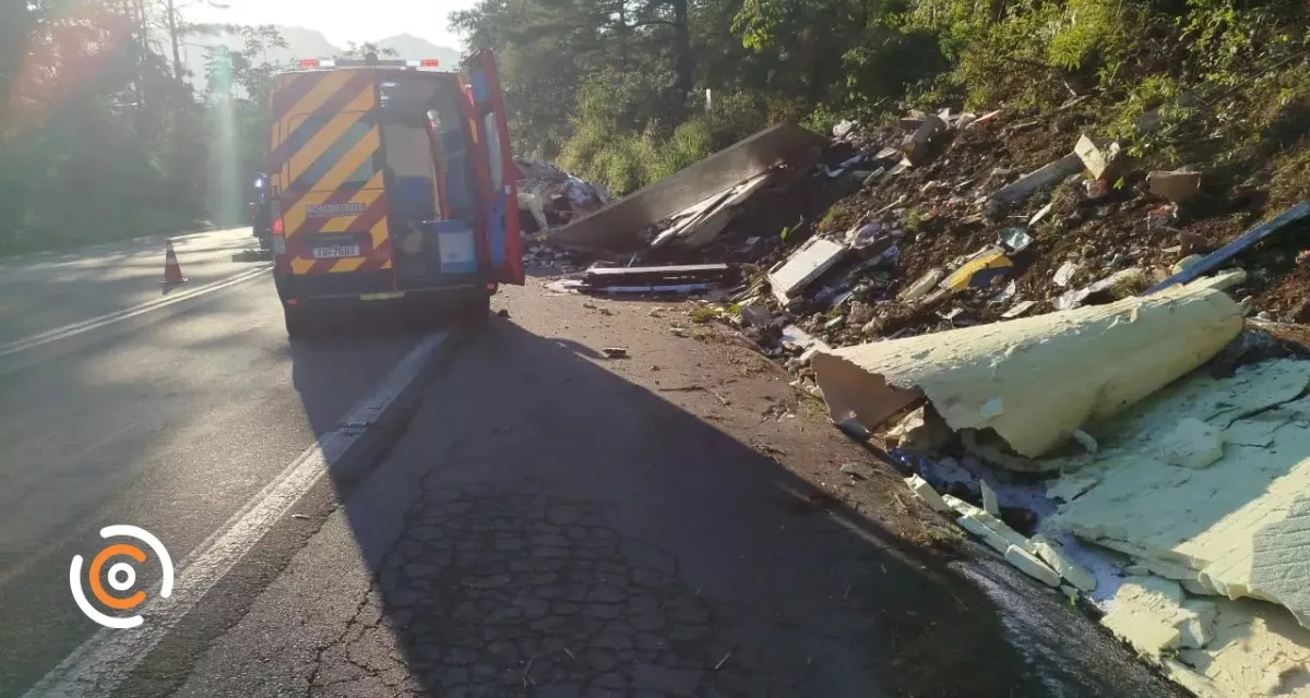 Caminhão sai da pista na BR-280 em Corupá e deixa duas pessoas feridas