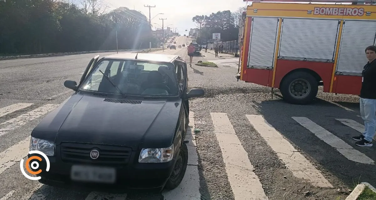 Colisão lateral entre dois carros mobiliza bombeiros e SAMU em Canoinhas 2.jpg