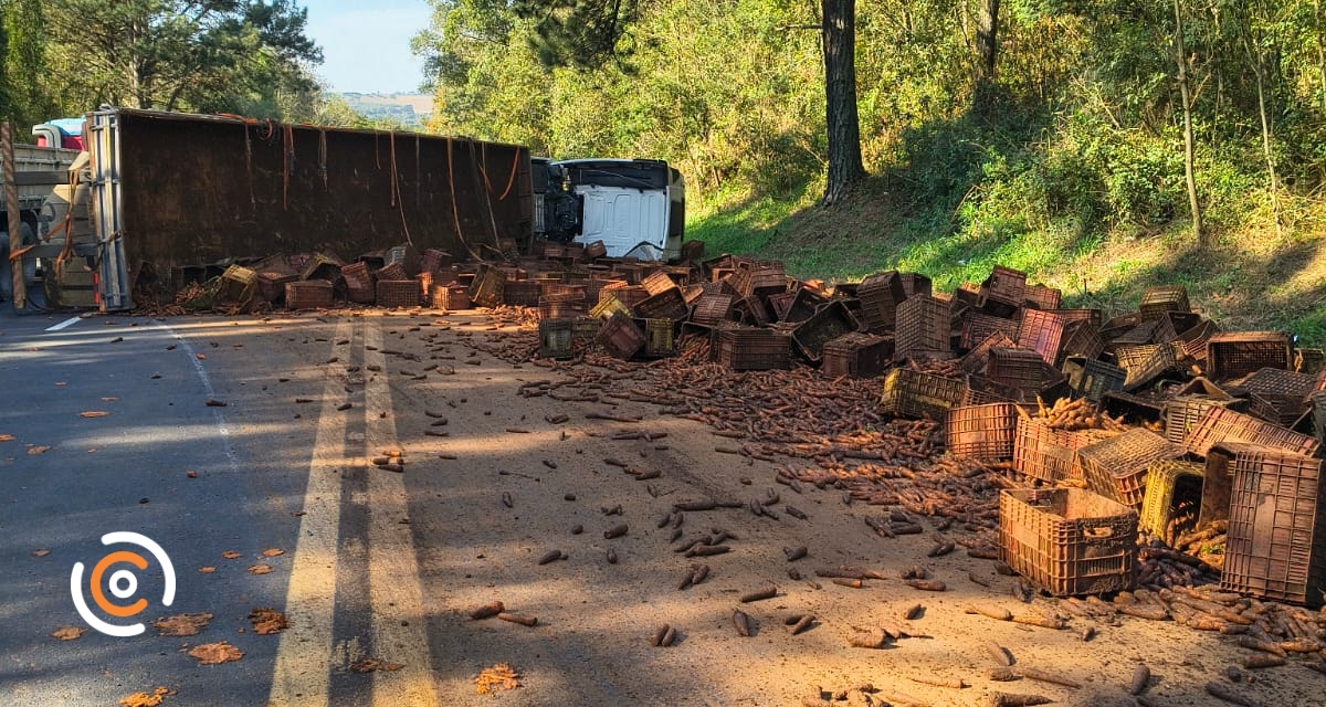 Capotamento de carreta mobiliza bombeiros na BR-280, em Mafra