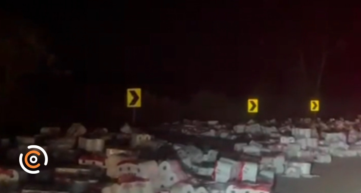Caminhão estoura compartimento de carga e espalha papel higiênico na SC-477