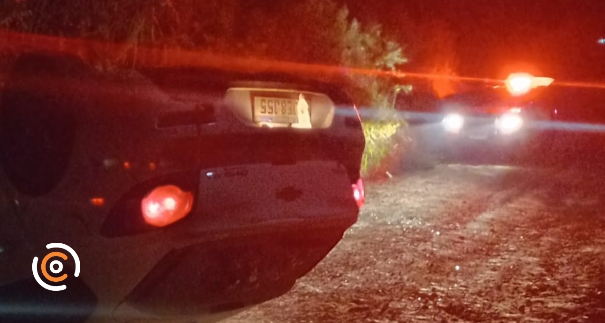 Homem fica gravemente ferido após veículo capotar na Estrada Geral do Caraguatá