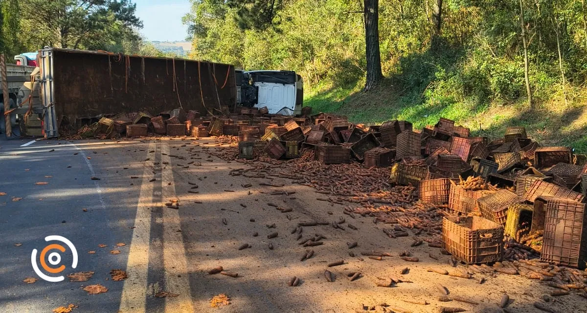 Capotamento de carreta mobiliza bombeiros na BR-280, em Mafra