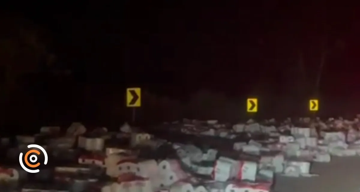 Caminhão estoura compartimento de carga e espalha papel higiênico na SC-477