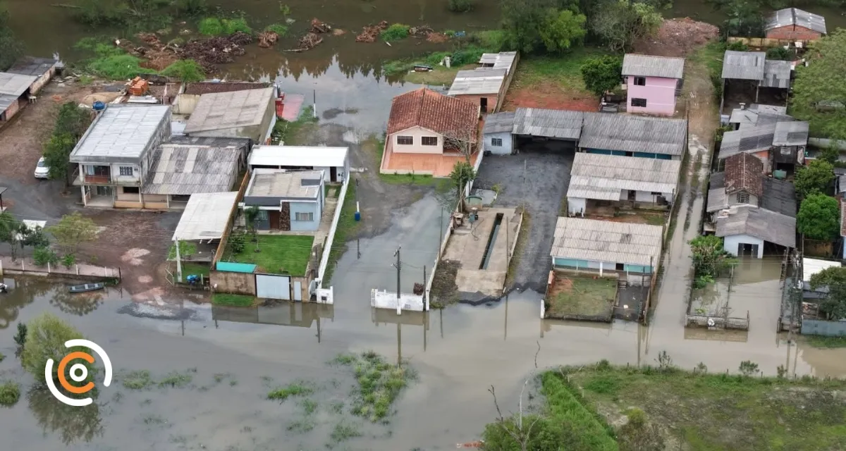 Alagamentos em Canoinhas provocam suspensão de aulas no interior e cerca de 100 moradores precisam deixar suas casas