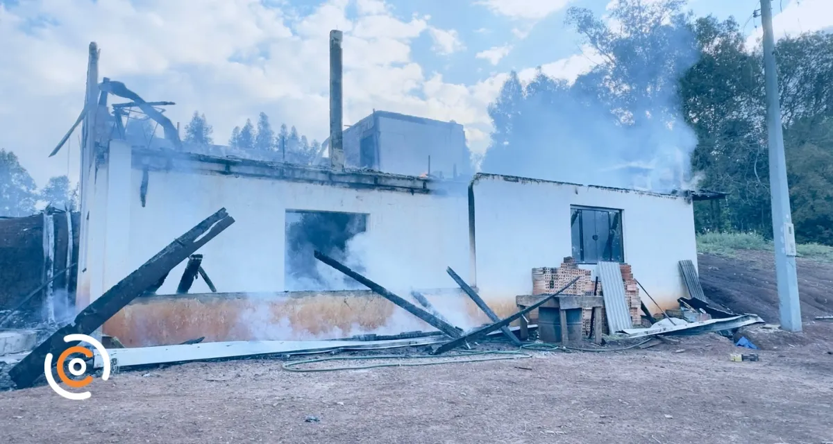 Família perde residência em incêndio e conta com apoio da comunidade em Canoinhas