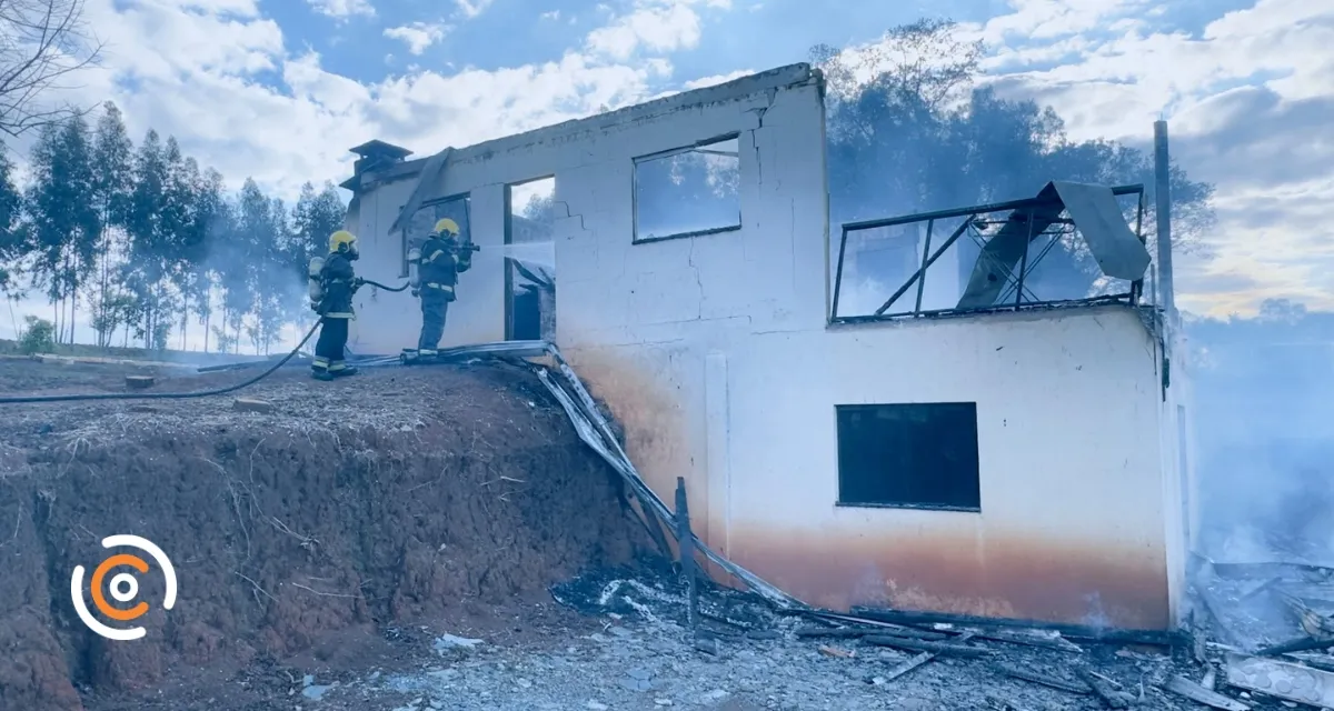 Família de Canoinhas pede apoio da comunidade com doações de materiais para reconstruir casa destruída por incêndio
