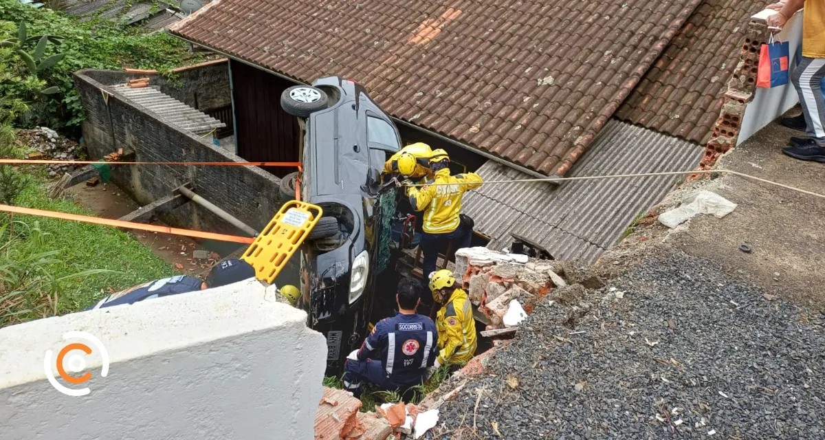 Carro sai da pista e atinge casa na BR-280, em Rio Negrinho