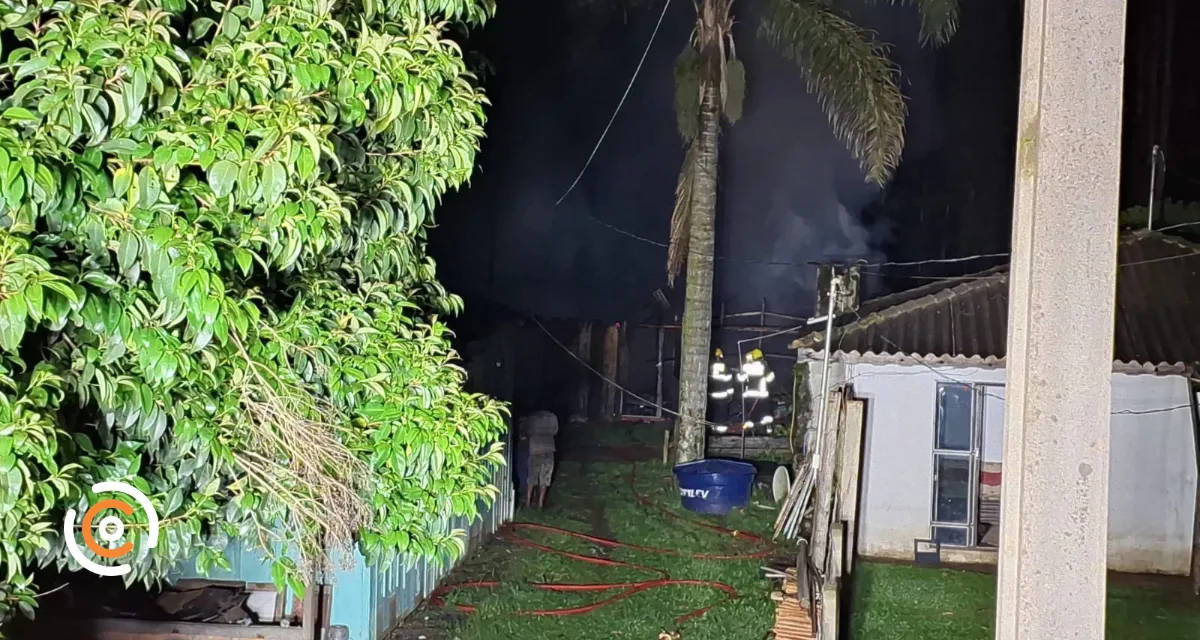 Incêndio destrói residência no interior de Irineópolis